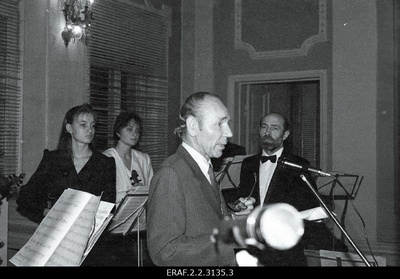The celebration of the 100th anniversary of Johannes Vares-Barbarus's birth in Kadrioru Castle, presents the historian Erich Kaup.  similar photo