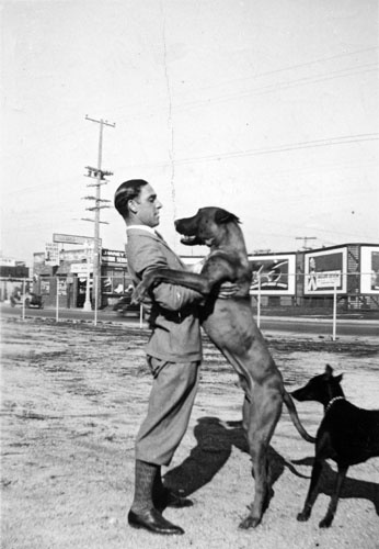 Fausto Acke med sin hund i  ... (1879-1898)
