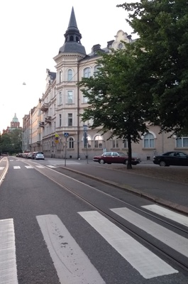 Kruunuvuorenkatu. Vironniemen päiväkodin lapsia kävelemässä Kruunuvuorenkadulla. Näkymä Kruunuvuorenkatu 7:n edestä luoteeseen Uspenskin katedraalin suuntaan. rephoto