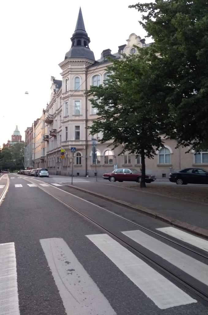 Kruunuvuorenkatu. Vironniemen päiväkodin lapsia kävelemässä Kruunuvuorenkadulla. Näkymä Kruunuvuorenkatu 7:n edestä luoteeseen Uspenskin katedraalin suuntaan. rephoto