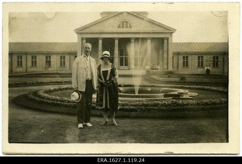 Jaan and Hilda Tõnisson in front of Pärnu Mudravila