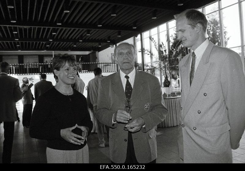 Welcome of Estonian athletes who participated in the Atlanta Olympics in Lillepaviljon. On the left: double Olympic winner in the treachery Erika Salumäe, Chairman of the Estonian Olympic Committee (EOK) Arnold Green and scroller Kaido Kaaberma.