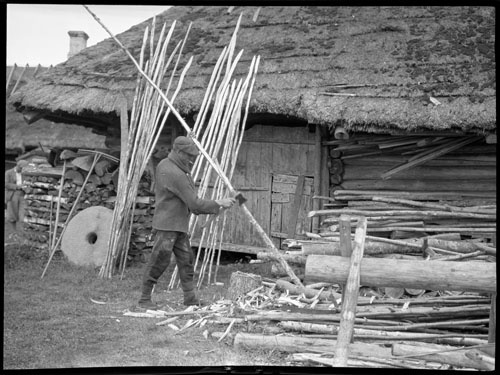 Tillverkning av käppar för halmtaksbindning. (1932)
