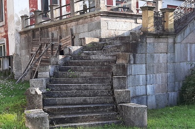 Participants from the summer days of the characters are sitting on the stairs of Ravila Manor rephoto