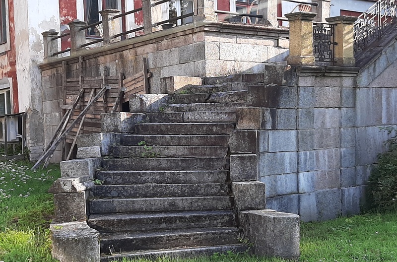 Participants from the summer days of the characters are sitting on the stairs of Ravila Manor rephoto