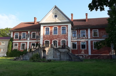 Rear side of the main building of Ravila Manor rephoto