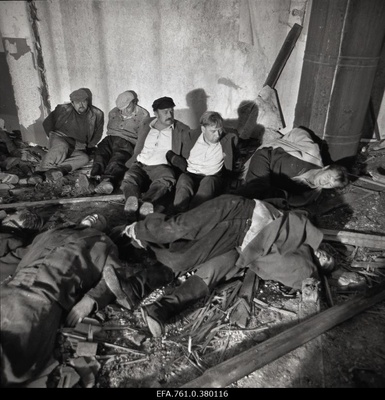 A scene from the film "Metscanners". In Kalev's role as Robert Gutman, in the role of Juhani Aarne Üksküla, in the role of Kristjan Enn Klooren, in the role of Reinu Tõnu Kark, in the role of Andres Rudolf Allabert  similar photo