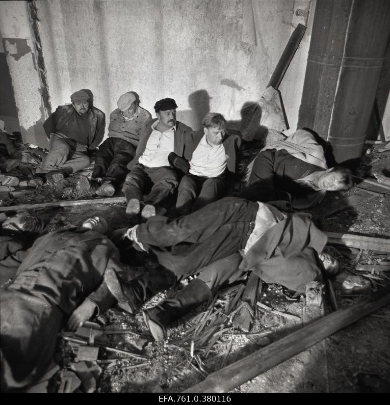 A scene from the film "Metscanners". In Kalev's role as Robert Gutman, in the role of Juhani Aarne Üksküla, in the role of Kristjan Enn Klooren, in the role of Reinu Tõnu Kark, in the role of Andres Rudolf Allabert