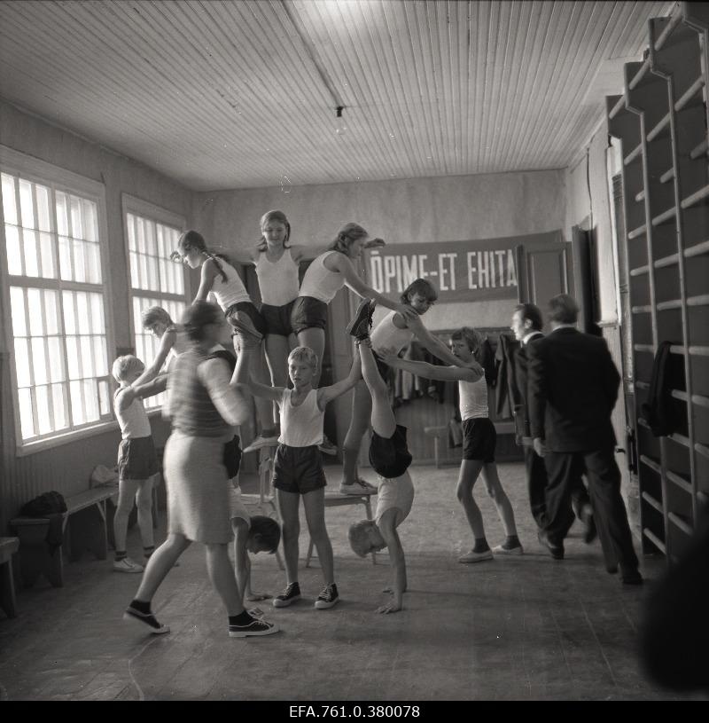 A scene from the film "Metscanners". The pyramid students pass through the role of Andres Rudolf Allabert and Rein in the role of Tõnu Kark