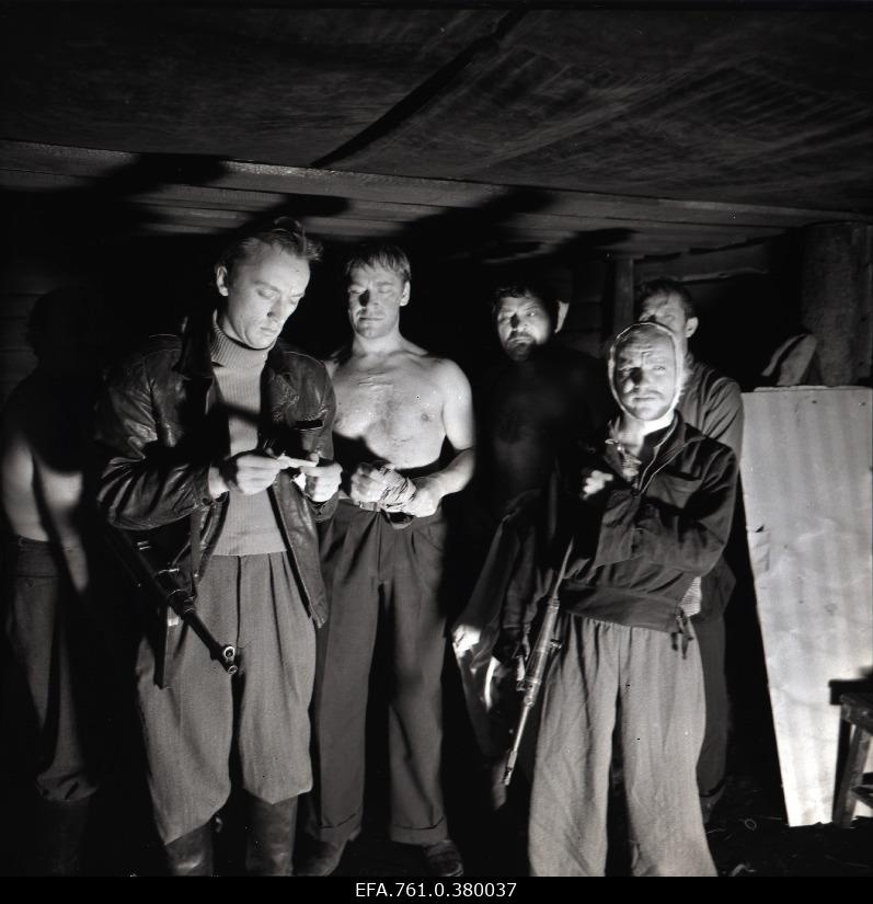 A scene from the film "Metscanners". At the forefront of the role of Sander Sulev Luik, in the role of Reinu Tõnu Kark, in the role of "Man of the Sander Group" of Harri Paate