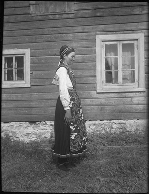 Maria Nyman i Rågödräkt. (1932)  similar photo