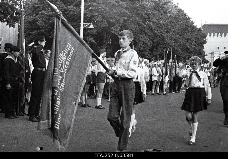 You are pioneering the flag of the Republican Council of the Estonian Soviet Pionier Organization on the festival parade for the completion of the allied military and sports game "Põuavälk".