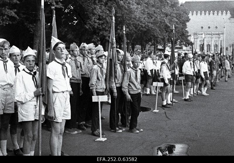 Colonies of the winners of the allied military-portral game "Põuavälk" on a festive parade in the Winning Square.