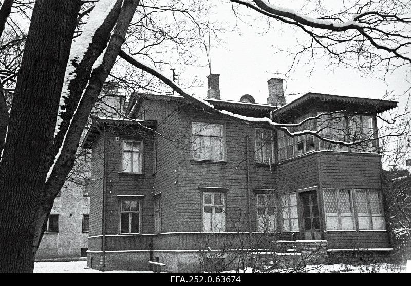 At the house Koidula Street 22 has stopped by poet Lydia Koidula in 1881. June.