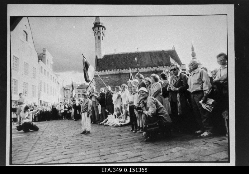 Estonian Nationals Action on the Reneval Independence of the Baltic States for the Paris Conference at the Raekoja Square.