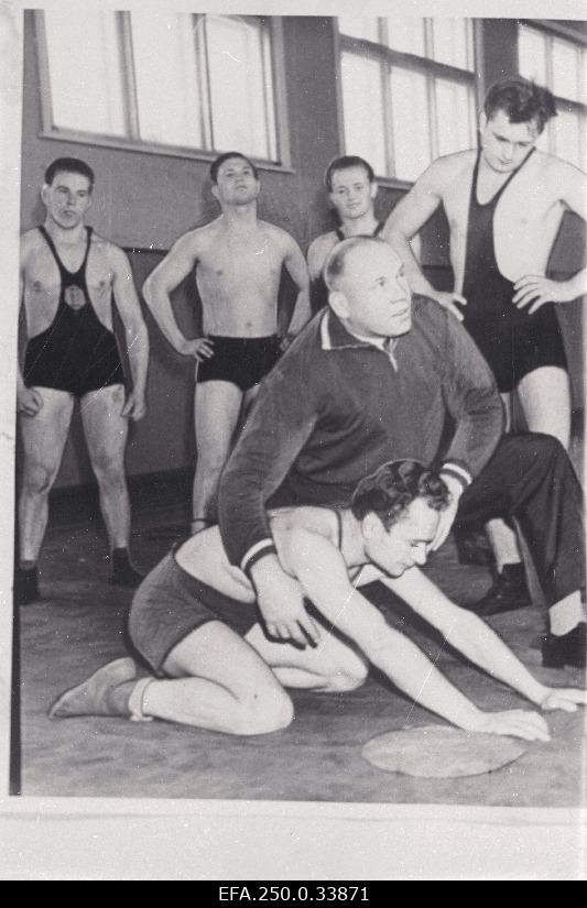A servant master sportsman Johannes Kotkas in Märjamaa, under the guidance of the Sports Society Forces riders.