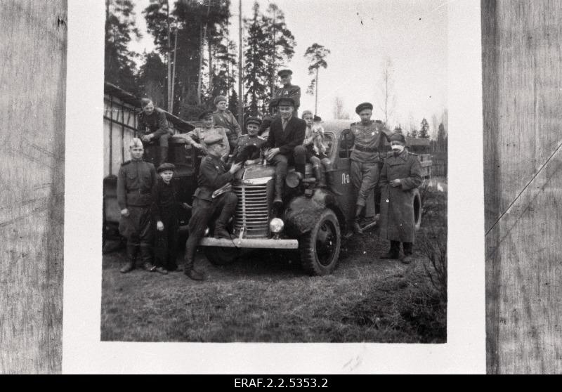 Rest stop at the Estonian Laskurkorpus near Märjamaa before reaching Tallinn. Meeting with local residents.