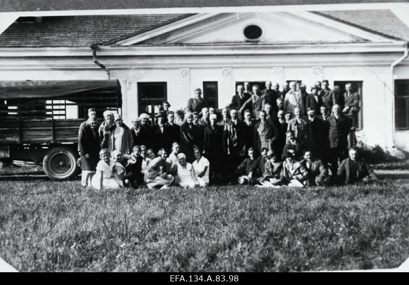 Raimla Läänemaa Philistines of the Student Society Orgita in front of the home economics school.