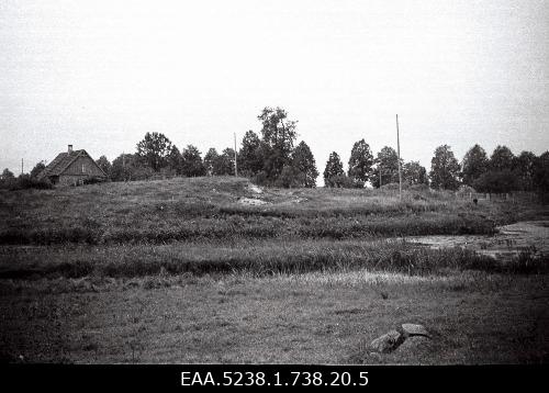 Rannu vasallilinnuse ase loodest, taamal puithoone