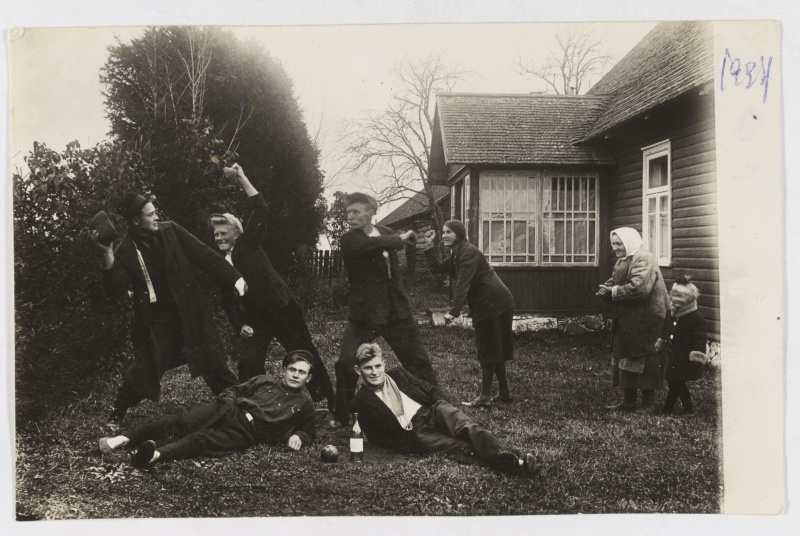 Young people at Tubamäe farm in Viru-Kabala, 1934