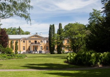 Main building of Räpina Manor, front view. rephoto
