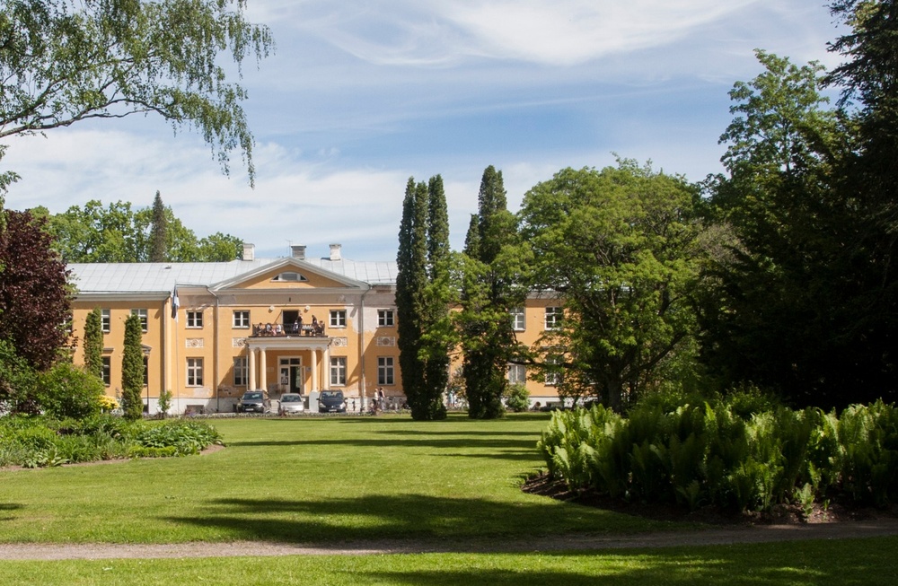 Main building of Räpina Manor, front view. rephoto