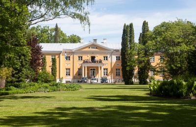 Main building of Räpina Manor, front view. rephoto