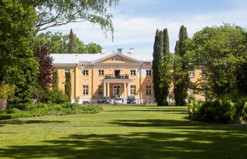 Vaade Räpina mõisahoonele pargist rephoto