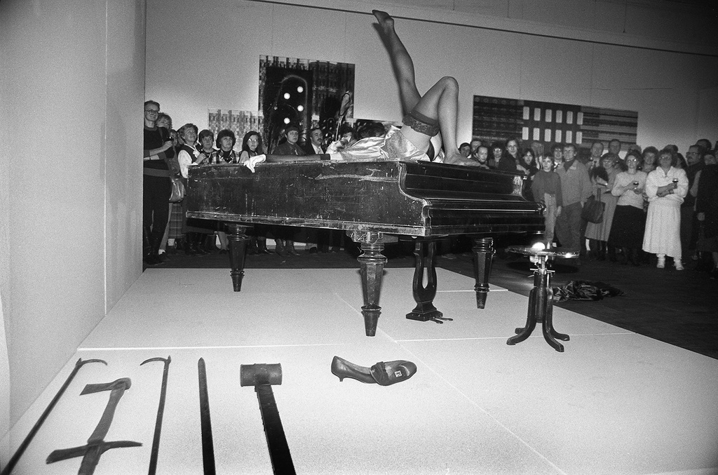 Performance of Klaver Cracking in Tallinn Art Hall 89 (01)
