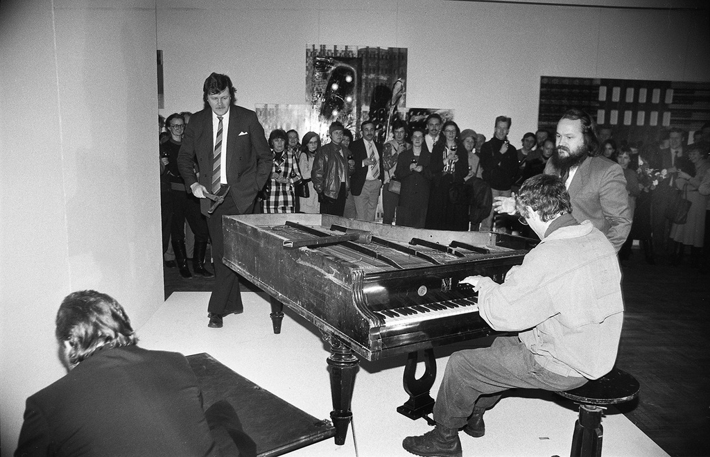 Performance of Klaver Cracking in Tallinn Art Hall 89 (04)