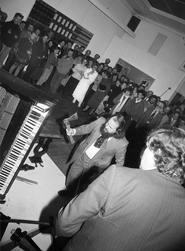 Performance of Klaver crushing in Tallinn Art Hall 89 (12)