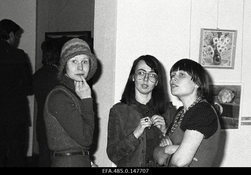 Kunstnike tööde kevadnäitusel Kunstihoones vestlevad (paremalt) graafikud Marju Mutsu ja Marje Üksine ning maalikunstnik Epp-Maria Kokamägi.