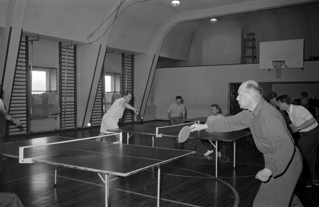 Elannon Iskun pöytätennisjaos. Pöytätenniksen eli pingiksen peluuta Iskun voimistelusalissa.