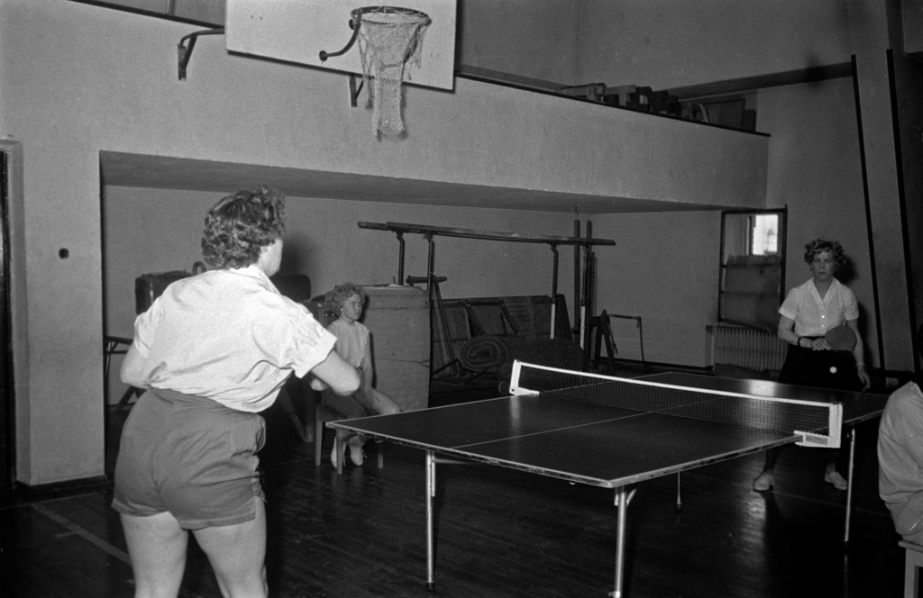 Elannon Iskun pöytätennisjaos. Pöytätenniksen eli pingiksen peluuta Iskun voimistelusalissa.