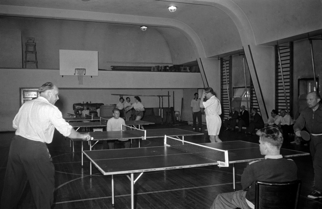 Elannon Iskun pöytätennisjaos. Pöytätenniksen eli pingiksen peluuta Iskun voimistelusalissa.