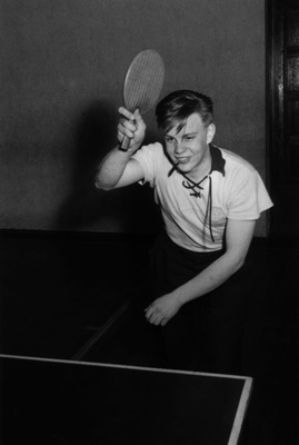 Poika pelaa pöytätennistä eli pingistä, kuva Elannon kokoelmista.  duplicate photo