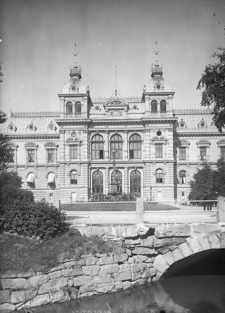 Oulun Seurahuone - capable, black and white