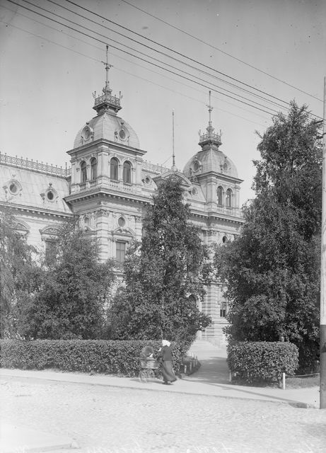 Oulun Seurahuone - capable, black and white