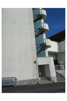 Paavo Nurmen tie 1. Kaksi poikaa (Tuomas Heikkilä ja Aapo Rista) Olympiastadionin tornin juurella ennen nousemistaan torniin. rephoto