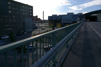 Kalasatama dokumentointi. Näkymä Kulosaaren sillalta Sörnäisten suuntaan. Kulosaaren sillalle menevä ajoramppi. Vasemmalla Arielinkatu 2. rephoto