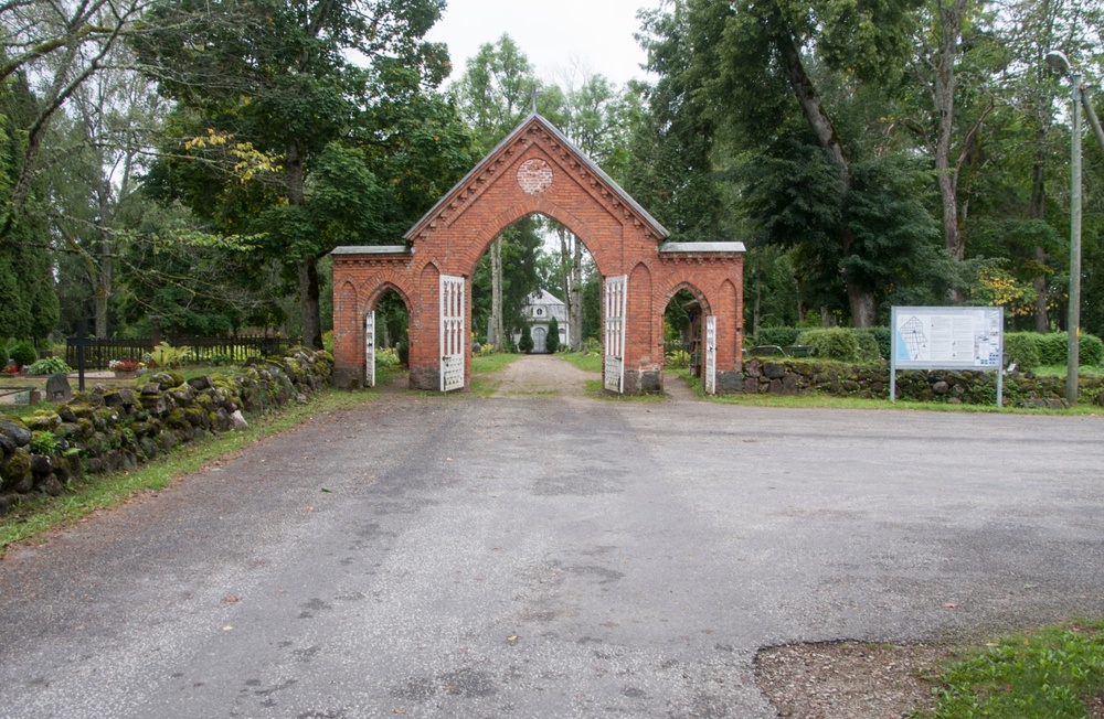 Suure-Jaani kalmistu väravad rephoto