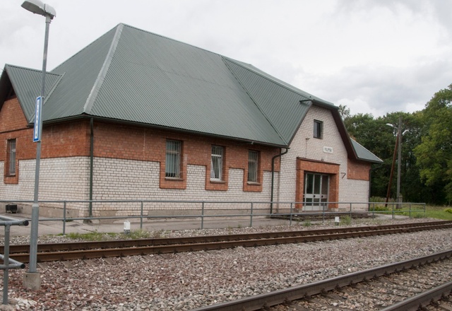 On Otepää tour, train at Palupera railway station rephoto