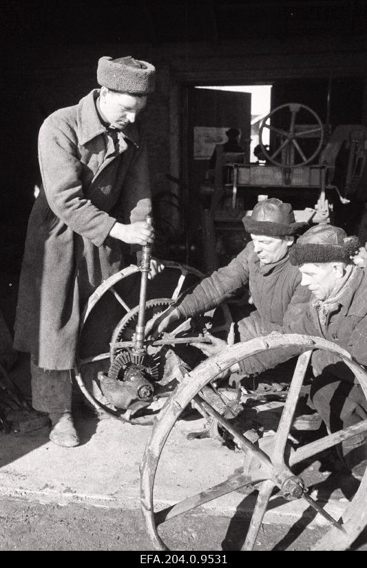 SIPA MTJ tractorists e. Kareta, J. Lillesalu and a. Vapper are preparing for the sowing of mineral fertiliser.