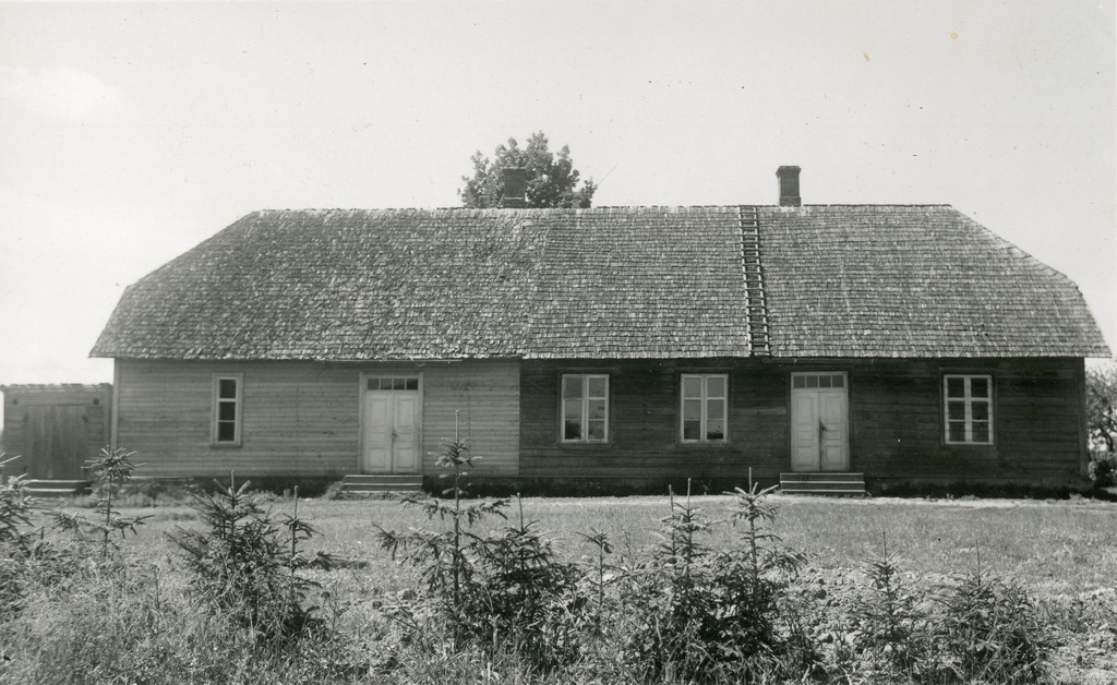 Oiu 4-kl Old School building in Old-Võidu municipality in Viljandimaa