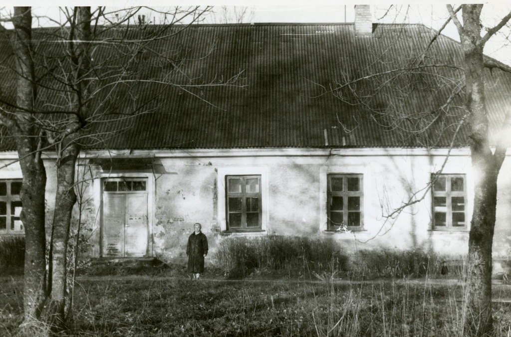 The building of the primary school and the luxury on the Loobu River
