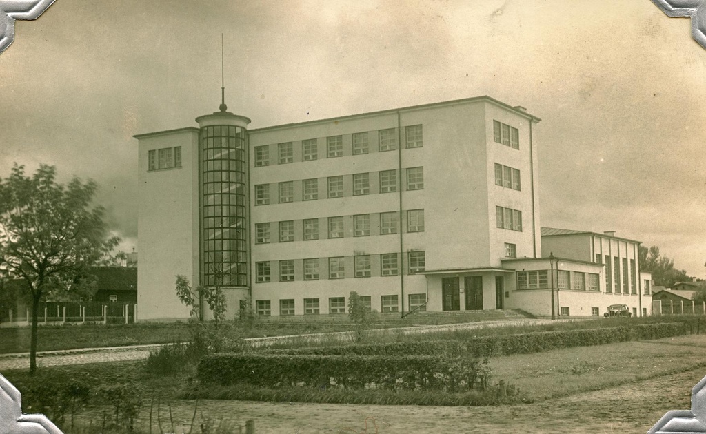 Graduates of the Eragymnasium of the Daughters of e. Lender from 1912 to 1942