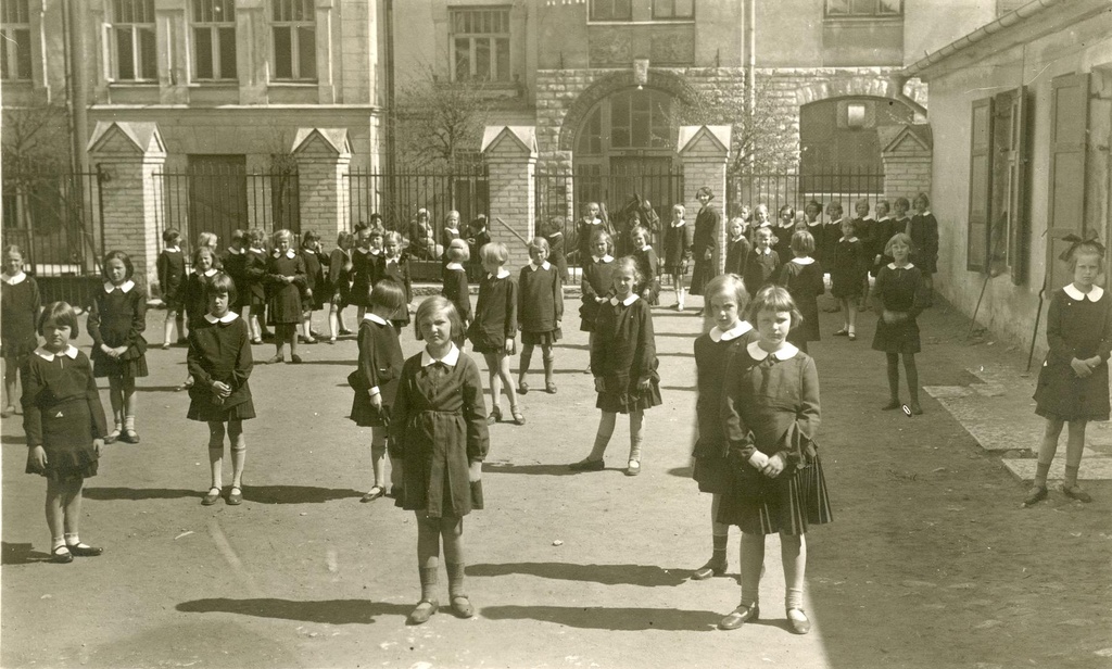 Graduates of the Eragymnasium of the Daughters of e. Lender from 1912 to 1942