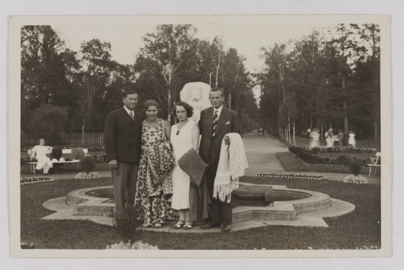 Two pairs in the park, 1934