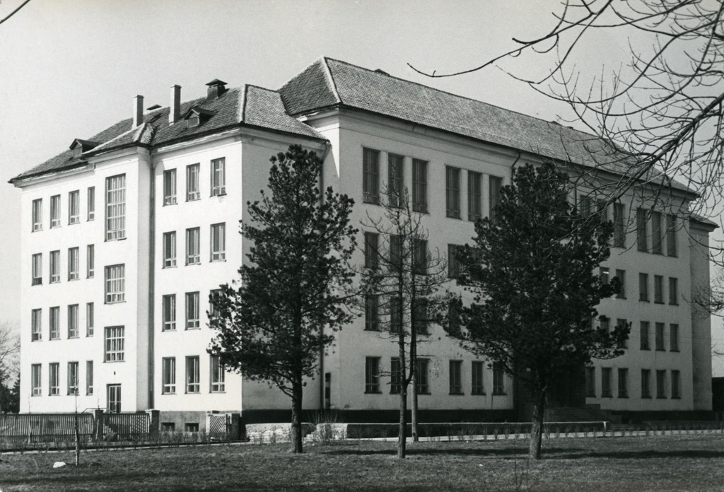Pärnu 4. High school building