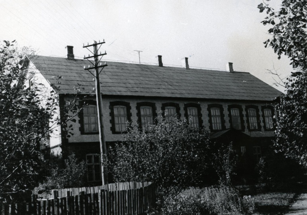 Kaiu school building and memorial stone